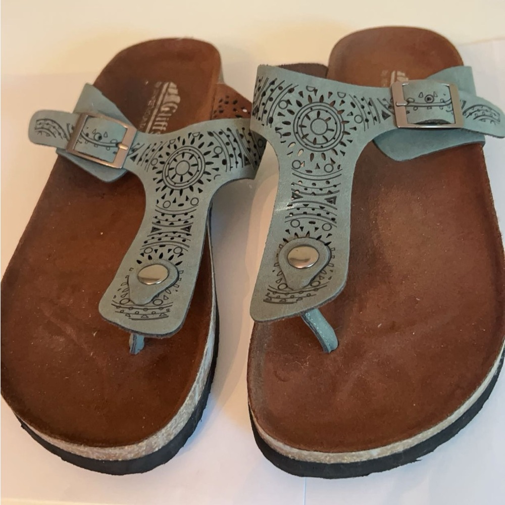 White mountain sandals 8w faux suede